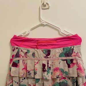 Lululemon pink floral size 6 pacesetter skirt